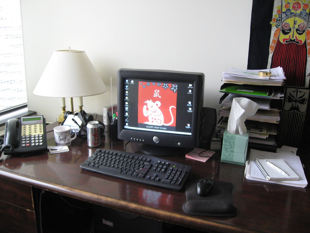 biurko z ergonomicznym krzesłem i monitorem